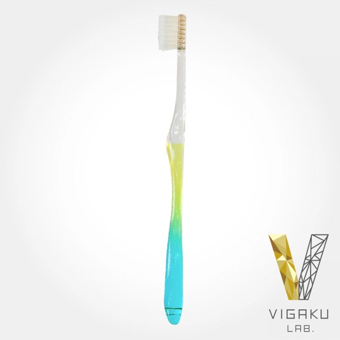 美學實驗室 VIGAKU LAB. 花系漸層植毛牙刷，漸層色系的設計，從透明漸變至黃綠色再到藍色，牙刷頭為白色植毛。