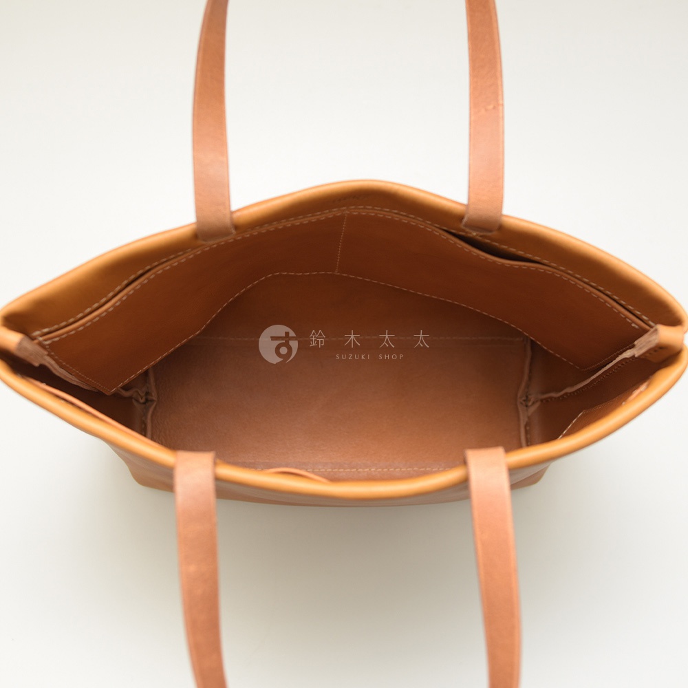 職人手作皮革4口袋極簡托特包 T-3，展示包內結構，採用淺棕色皮革，內部有四個明顯的口袋，縫線清晰。