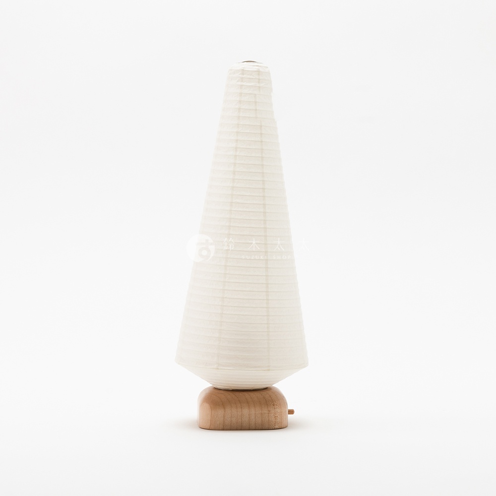 米白色紙質燈罩，呈圓錐形，帶有水平褶皺紋理，底部為圓形原木底座。