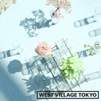 金屬網架上擺放著六個玻璃花器，其中兩個花器內有粉色玫瑰和綠色植物。其他花器內有水，顯示出產品的多格設計。