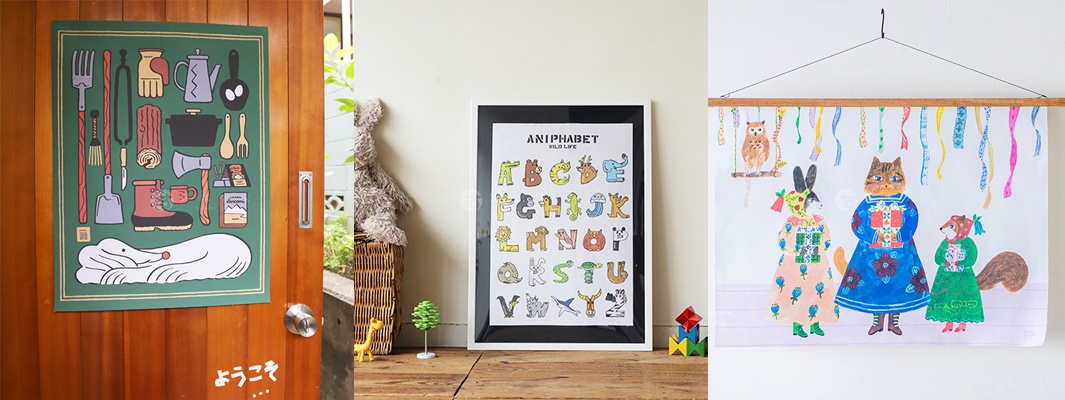 綠色帆布藝術海報，印有露營、烹飪和閱讀相關的圖案，包括斧頭、靴子、鍋子、咖啡壺、書本和一隻熟睡的白色動物。