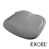 灰色布面汽車坐墊，具有人體工學設計，中央有凹槽，邊緣有縫線，左上角有EXGEL品牌標籤。