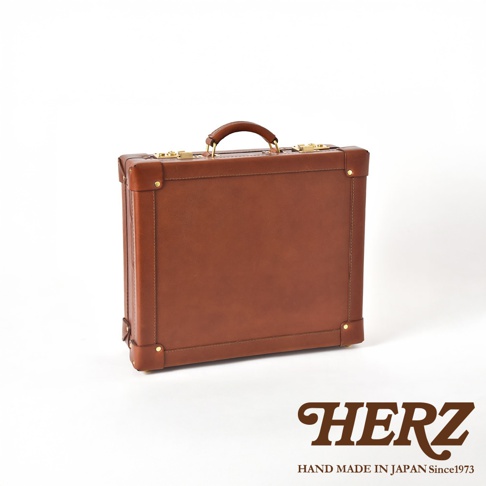 職人手作皮革英倫風便攜手提行李箱 TR-1，咖啡色，箱身為方正造型，邊角有金屬加固，頂部設有皮革提把，箱蓋有金屬鎖扣。