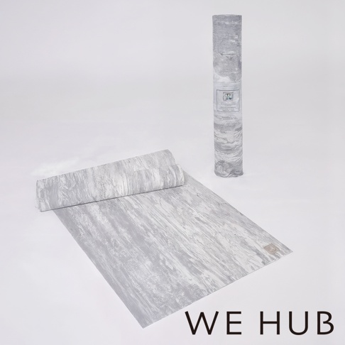 WE HUB 品牌標誌，展示一卷展開並部分捲起的瑜珈墊，具有大理石紋理。