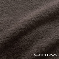 深棕色毛巾的紋理細節，展示其柔軟蓬鬆的觸感，材質為純棉。