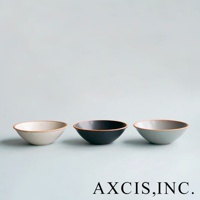 三款PURE 素燒百搭陶瓷沙拉碗，分別為淺米色、炭黑色與淺灰色，碗口邊緣帶有陶土色飾邊，呈現簡約質感。
