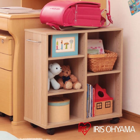 木紋色開放式可移動收納架，附有四個獨立隔間，架上擺放著絨毛玩具、編織籃、書籍和裝飾品，底部裝有黑色滾輪。