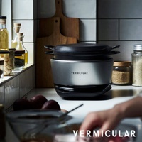 銀色 Vermicular mini IH 鑄鐵鍋，搭配黑色上蓋及底部，鍋身簡潔，品牌名稱「VERMICULAR」印於前方，整體呈現現代廚具質感。