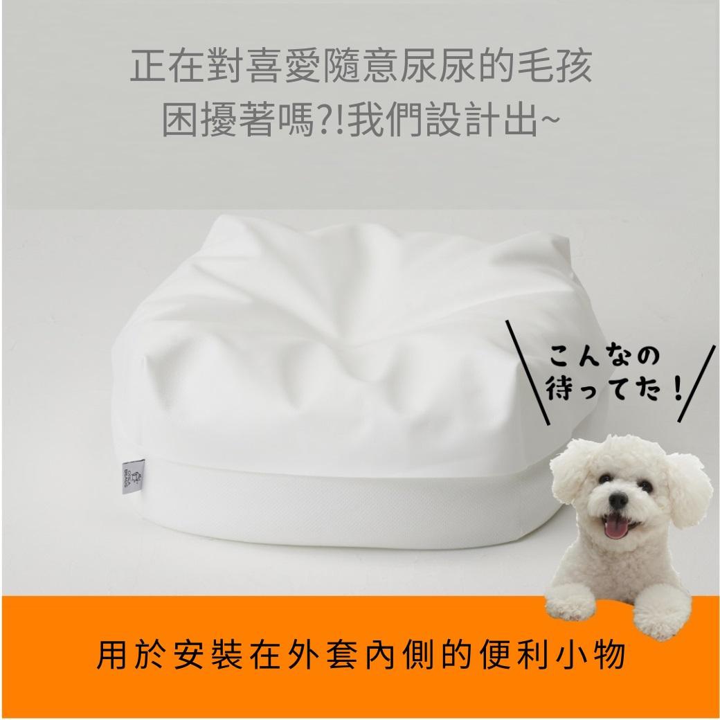 這張圖片展示了一款純白色的日本hanalolo寵物懶骨頭專用防水布套，左側標籤上有品牌標誌，右下角有一隻白色的比熊犬，圖中文字提到此產品是為解決寵物隨意尿尿問題而設計，並強調其內部可安裝便利配件。