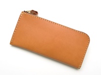 職人手作皮革L型拉鍊長夾，採用棕色皮革，邊緣縫線細緻，搭配金色拉鍊頭及皮革拉片。