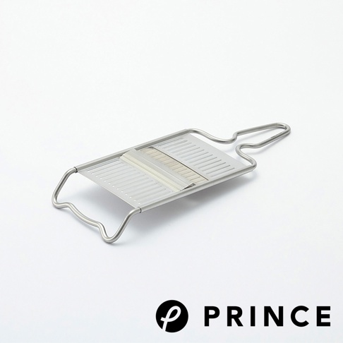 銀色不鏽鋼材質的刨絲器，設有細長條紋的刨絲面和彎曲的手柄。