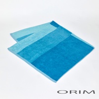 HARUKA 今治耐用絢彩拼接浴巾，採用柔軟純棉材質，呈現由淺至深的多層次藍色調拼接設計。