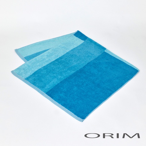 HARUKA 今治耐用絢彩拼接浴巾，採用柔軟純棉材質，呈現由淺至深的多層次藍色調拼接設計。