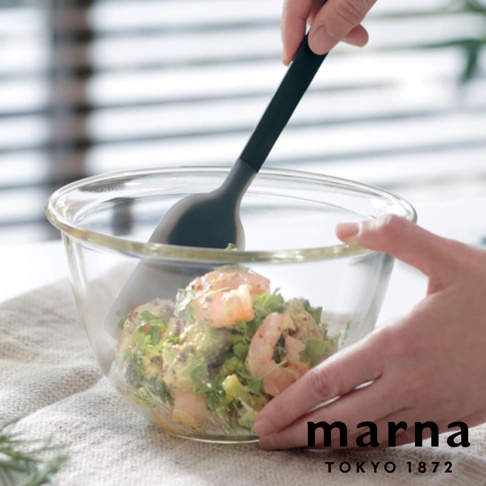 marna TOKYO 1872，一個黑色矽膠料理刮刀正在攪拌玻璃碗中的沙拉，碗中含有蝦子、酪梨和花椰菜。
