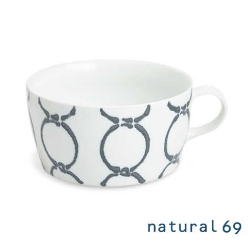 白色陶瓷湯杯，附有手繪的深灰色圓形與連接線條圖案，杯身一側有把手。