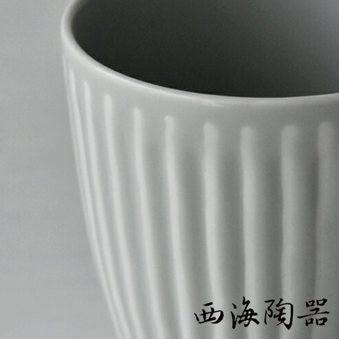 波佐見燒 FUWARI 兩件式馬克杯，呈現簡約線條設計，材質為陶瓷，杯身為純白色，內部為深灰色。