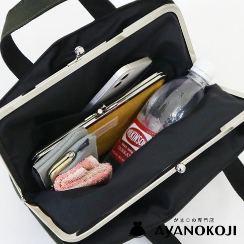 KYOTO AYANOKOJI 品牌文字標誌，下方為內嵌手機、飲料瓶、錢包和化妝品的黑色手提包內部特寫。