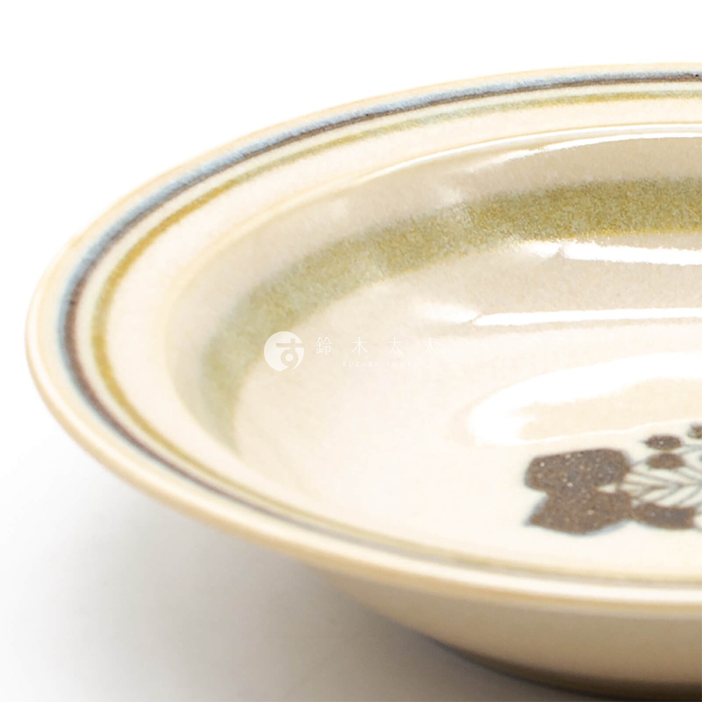 Anyware 美濃燒葉紋復古溫潤小碗，淺米色陶瓷碗身，外緣飾有藍、黃、綠三色條紋，碗內底部有深棕色葉紋圖案，材質為陶瓷。