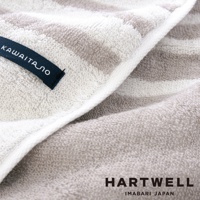 今治薄毛巾，淺灰色條紋，觸感柔軟，帶有「KAWAITAЛО」織標，底部印有「HARTWELL IMABARI JAPAN」字樣。