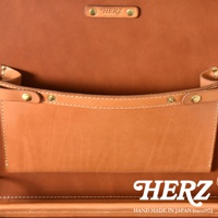 職人手作皮革英倫風便攜手提行李箱 TR-1，棕色皮革內袋，附有金屬釦件和縫線細節，箱蓋處有品牌標誌。