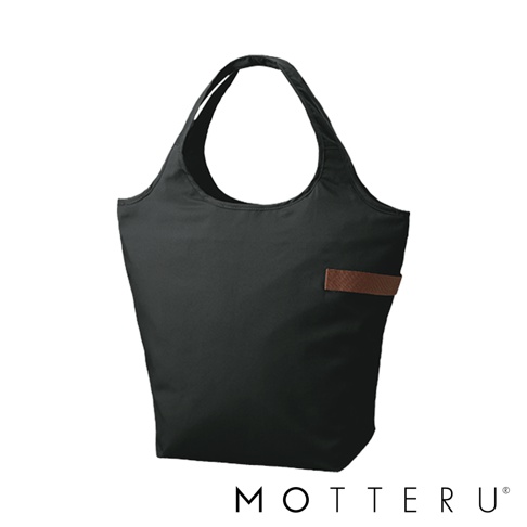 一個黑色的、大容量摺疊保冷可立托特袋，採用耐用材質製成，搭配一個棕色皮革裝飾片。