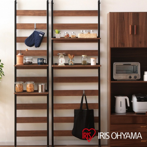 頂天立地收納掛架，兩組黑色金屬框架搭配深棕色木紋層板，層板上擺放有藍色隔熱手套、陶瓷磨豆機、玻璃罐、復古秤、湯匙、綠色豆子罐、白色小罐子、金屬罐及黑色帆布袋。