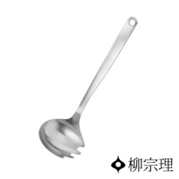 不鏽鋼叉勺，銀色，帶有圓形掛孔的手柄，勺頭一側有叉齒設計。
