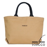 三河木綿刺子織經典托特包，米褐色主體搭配黑色提把，織紋清晰，正面繡有黑色品牌標誌。