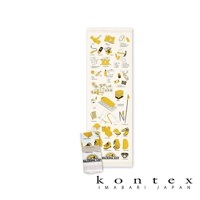 一條白色長毛巾，印有黃色線條畫的戶外露營打包清單圖案，包括帳篷、睡袋、衣物、鞋子、食物、水壺和登山杖等物品。毛巾下方疊著另一條相似設計的毛巾，上有「PACKING LIST」字樣。