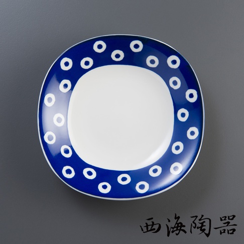 波佐見燒藍丸紋五件式輕量沙拉盤，以藍色為底，裝飾著一圈圈白色圓形圖案。盤子邊緣圓潤，中央為白色。