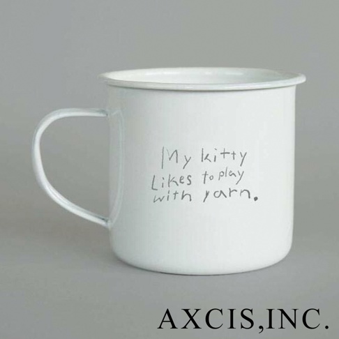 白色琺瑯馬克杯，帶有銀色金屬邊緣，杯身印有手寫風格的黑色文字「My kitty likes to play with yarn.」。