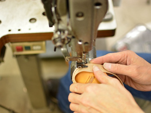 職人手作皮革筆筒 (KZ-89) S 製作過程，展示皮革縫製細節。