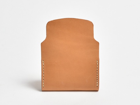 職人手作皮革迷你卡片收納夾，原色牛皮材質，簡約無綴飾設計，兩側以米白色線縫合，頂部有弧形開口，適合收納名片或悠遊卡。