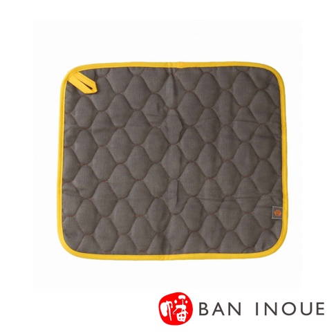 深灰色兩層蚊帳棉織吸水墊，菱格紋縫製，黃色滾邊，左上角有掛繩。