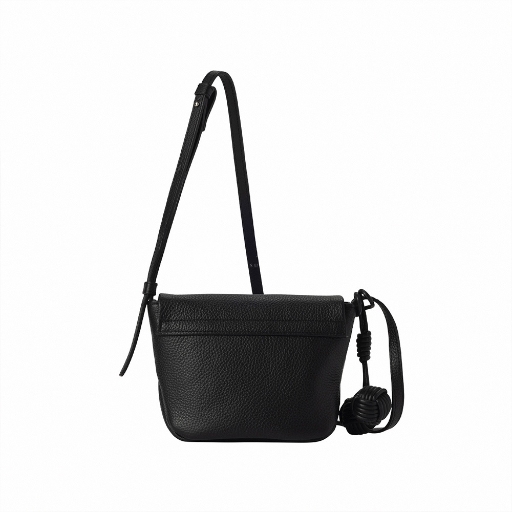 itten-itten Neru 義大利皮革點結吊飾迷你單肩包 CITJ-039 黑色，採用壓紋皮革製成，配有可調節長度的肩帶和一個標誌性的點結裝飾。