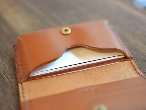 職人手作皮革Organ名片夾 (GS-18)，採用淺棕色牛皮製作，金屬按扣設計，內有卡片插槽，可收納名片。