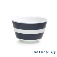 海軍風條紋丼碗，深藍色與白色橫條紋，陶瓷材質，帶有較高的腳座。