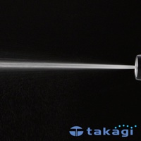 超手感全功能噴水槍 GNZ101N11 的噴嘴正射出細緻的水柱，水霧在黑色背景中呈現明亮的線條，噴嘴末端為銀色金屬材質。