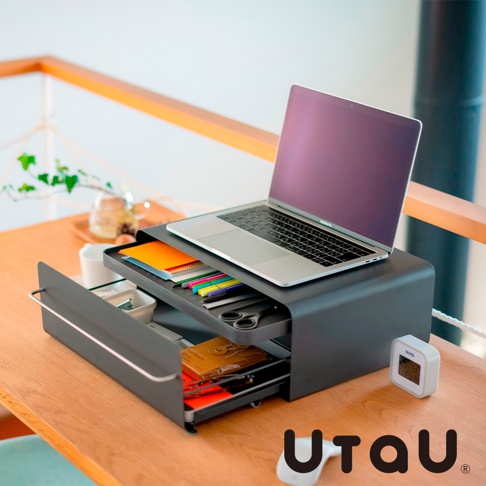 深灰色抽屜式多功能收納整理櫃，置於木桌上，櫃上擺放著一台銀色筆記型電腦、筆記本、彩色筆、剪刀及其他文具。