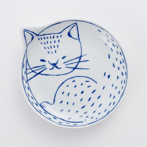 白色陶瓷小碟，繪有藍色線條的可愛貓咪圖案，貓咪呈蜷縮狀，頭部朝左，身上有藍色小點裝飾。