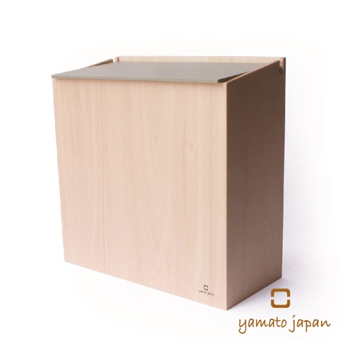 淺木紋掀蓋式垃圾桶，配有深灰色頂蓋，垃圾桶側面為深棕色，整體呈長方形，標有「yamato japan」品牌標誌。