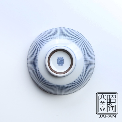 藍染千段十草飯碗，底部有藍色細線條紋，中央為圓形標識，印有「SHOWA JAPAN」字樣。