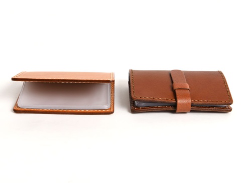 側面から。ベルトのNタイプ(左)は、使い始めはフタが少し開いた状態になりますが、革が馴染んで柔らかくなるとおさまります。