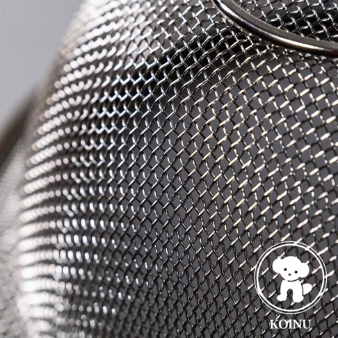 不鏽鋼濾水網細緻網孔，金屬光澤，邊緣有圓形提把，產品 logo 標示於右下角。