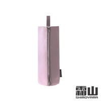 粉色皮革製的捲髮棒收納袋，側邊有拉鍊設計，頂部有提把。