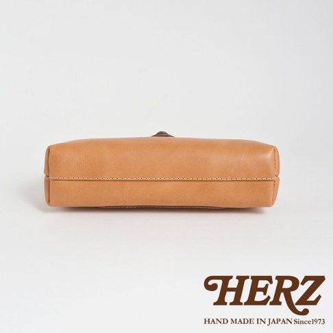 HERZ 品牌橫長形杜勒斯單肩包，手製皮革，日本製造