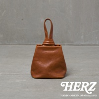 職人手作皮革Organ單柄手提包，採用棕色皮革，包身呈現圓潤的梯形，搭配單一的提把，簡約設計，質感皮革，展現職人精神。