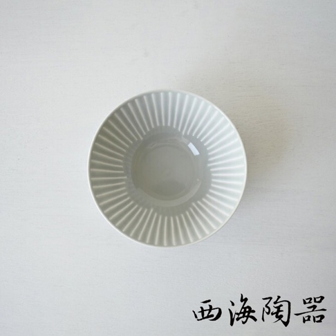 淺灰色陶瓷碗，碗內壁有放射狀的細緻刻紋，碗緣平整，底部有品牌標誌。