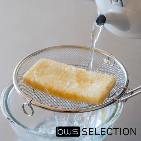 bws SELECTION 品牌的方形油炸豆皮在不鏽鋼濾網中，水從白色茶壺中倒入。