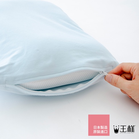淺藍色嬰兒皇冠枕，拉鍊部分露出白色網狀透氣材質，材質應為棉質。